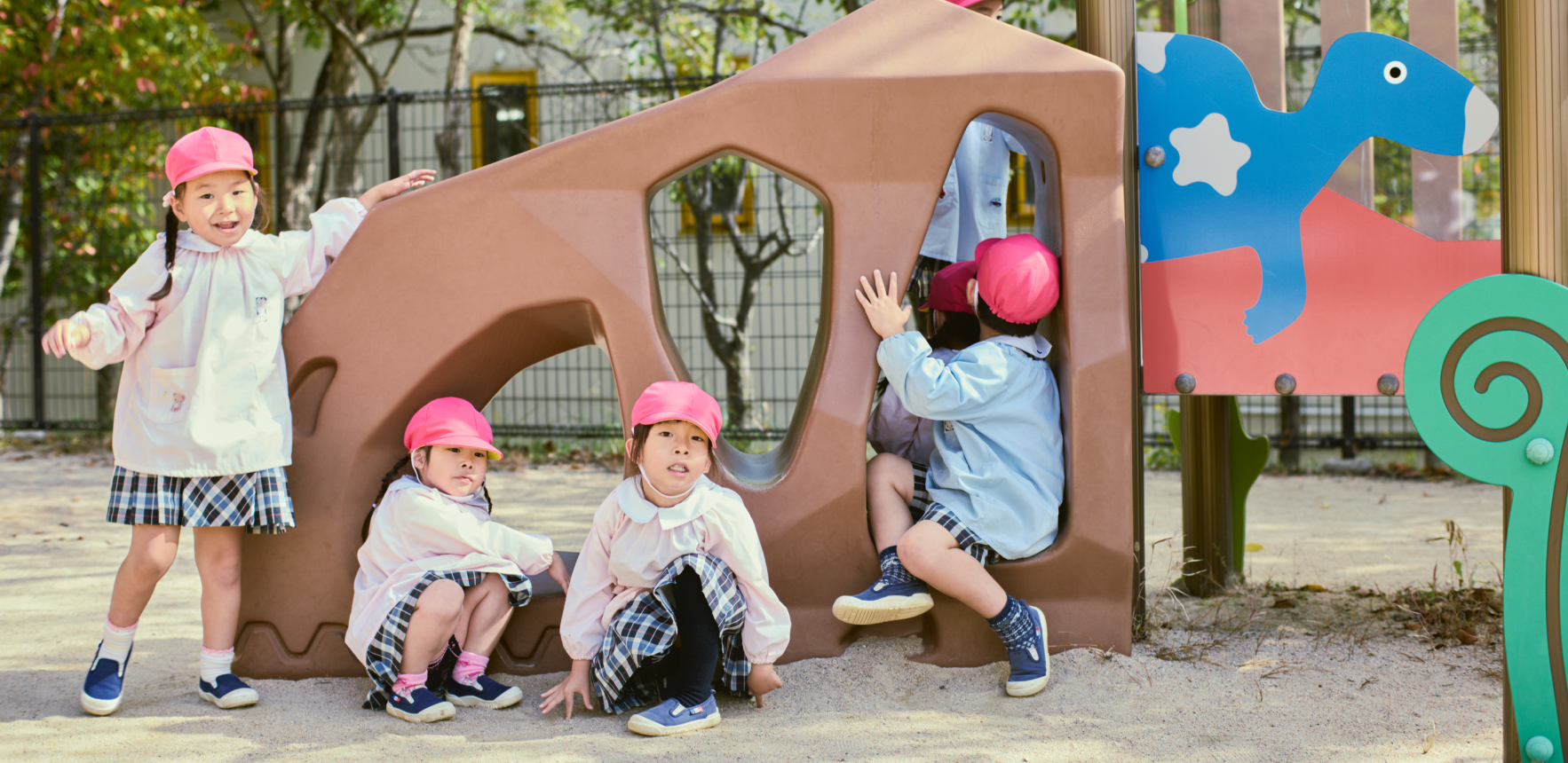 子どもたちが遊具で遊んでいます。