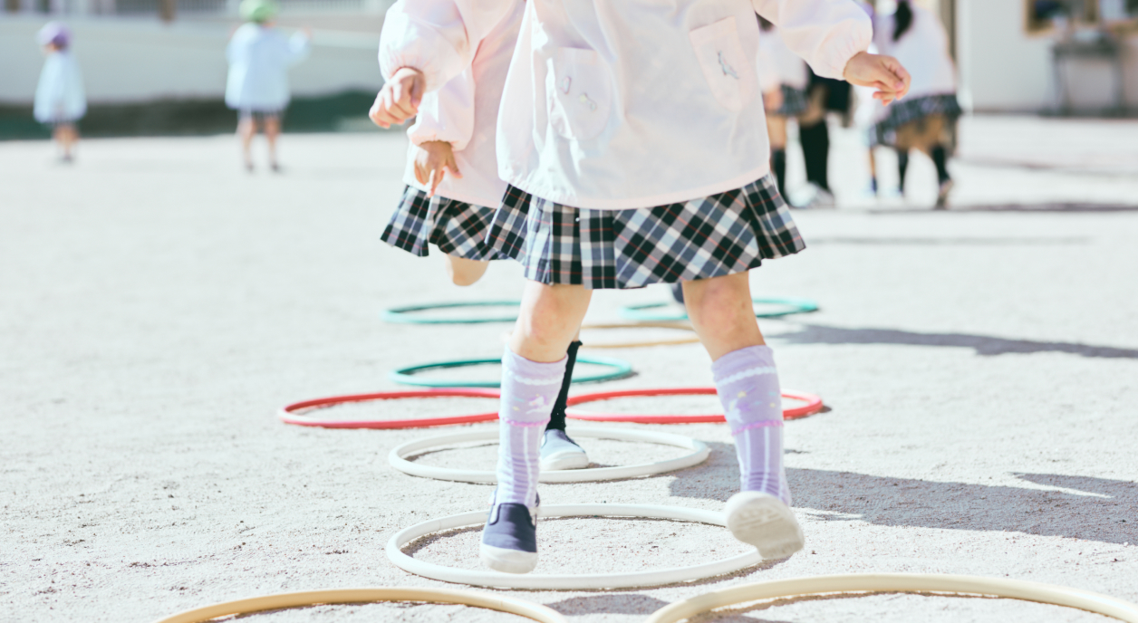 子どもたちが園庭で運動遊びをしています。